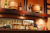日本酒や焼酎の瓶が並んでいます