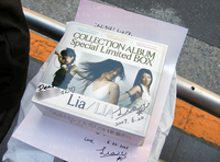 Lia直筆の名前入りサインが書き込まれたBOXとオリジナルメッセージペーパー