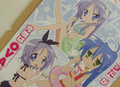 「らき☆すた OVA」販促ポスターに水着姿のこなた・かがみ・つかさ