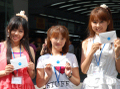 秋葉原駅でラブレターを手渡しする女性たち！　DS「ラブプラス」PRイベント