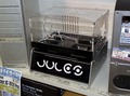 海連製アクリルケース「JULES DERNIER」が発売　ステージレイアウト採用